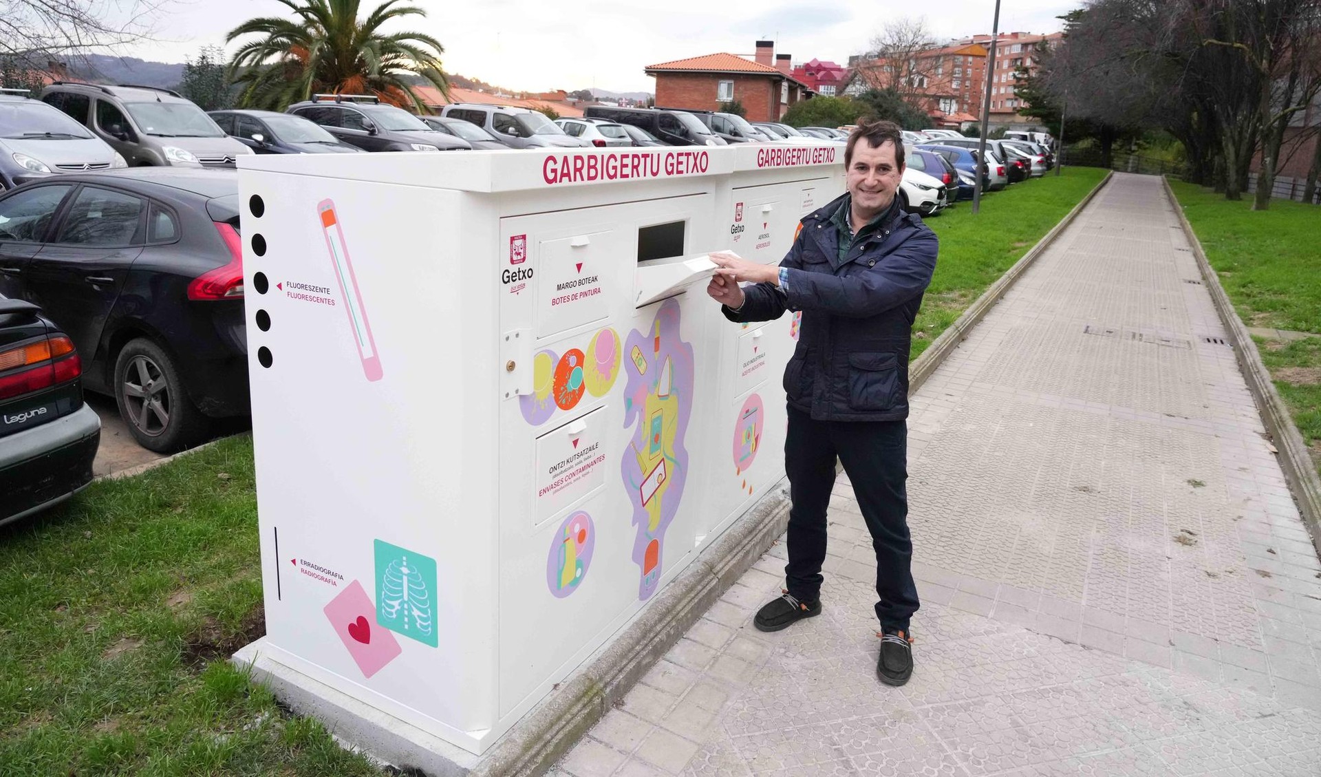 Garbigunea auzokideei hurbiltzeko Garbigertu Getxoko lehen puntua instalatu dute Algortako erdigunean