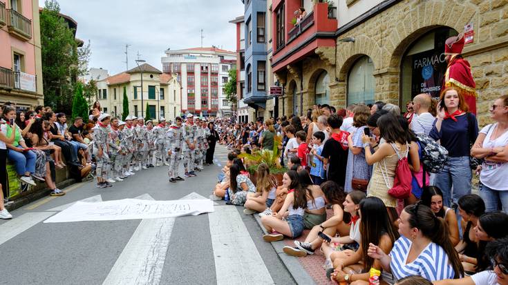 Kolorea eta festa nagusi Algortako kaleetan San Inazio jaien lehen egunean