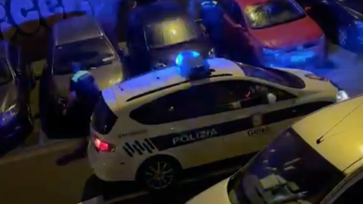 Getxoko udaltzain bat grabatu dute lurrean atxikita dagoen pertsona bat kolpatzen Itzubaltzeta/Romon