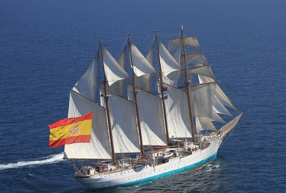 'Juan Sebastian Elcano' ontzia Getxon egotearen aurkako martxara deitu dute
