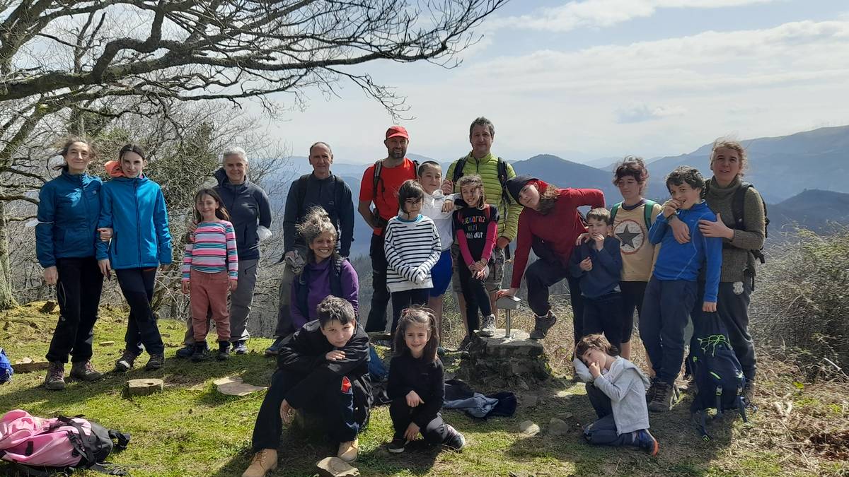 Hamarkada bat mendian hizkuntza eraikitzen