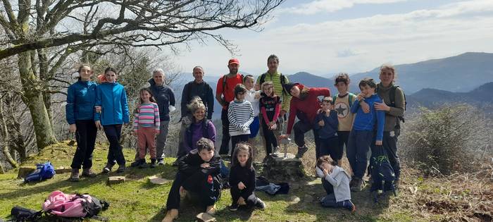 Hamarkada bat mendian hizkuntza eraikitzen