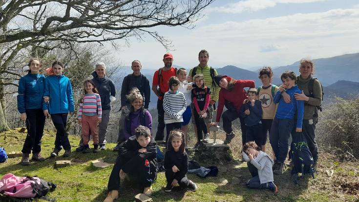 Hamarkada bat mendian hizkuntza eraikitzen