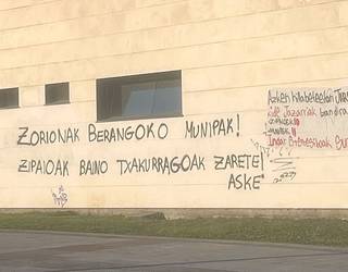 EAJko politikarien eta udaltzaingoaren kontra eskualdean agertu diren pintadak salatu ditu Iñigo Ansola BBBko buruak