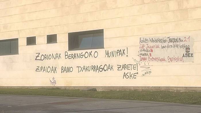 EAJko politikarien eta udaltzaingoaren kontra eskualdean agertu diren pintadak salatu ditu Iñigo Ansola BBBko buruak