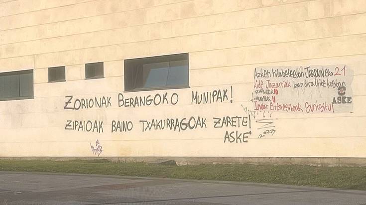 EAJko politikarien eta udaltzaingoaren kontra eskualdean agertu diren pintadak salatu ditu Iñigo Ansola BBBko buruak