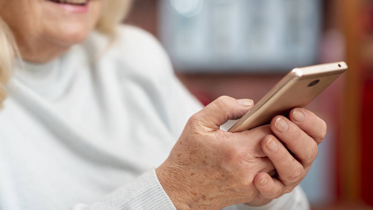 Telefono mugikorra erabiltzen ikasteko ikastaroa 60 urtetik gorakoentzat