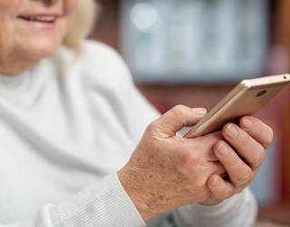 Telefono mugikorra erabiltzen ikasteko ikastaroa 60 urtetik gorakoentzat