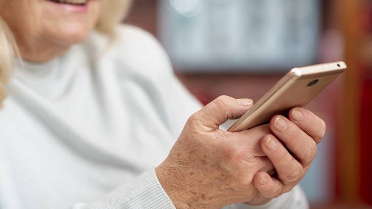 Telefono mugikorra erabiltzen ikasteko ikastaroa 60 urtetik gorakoentzat