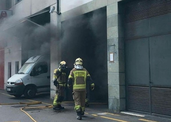 Gorpu bat aurkitu dute Leioako eraikin bateko sutea amatatu ostean