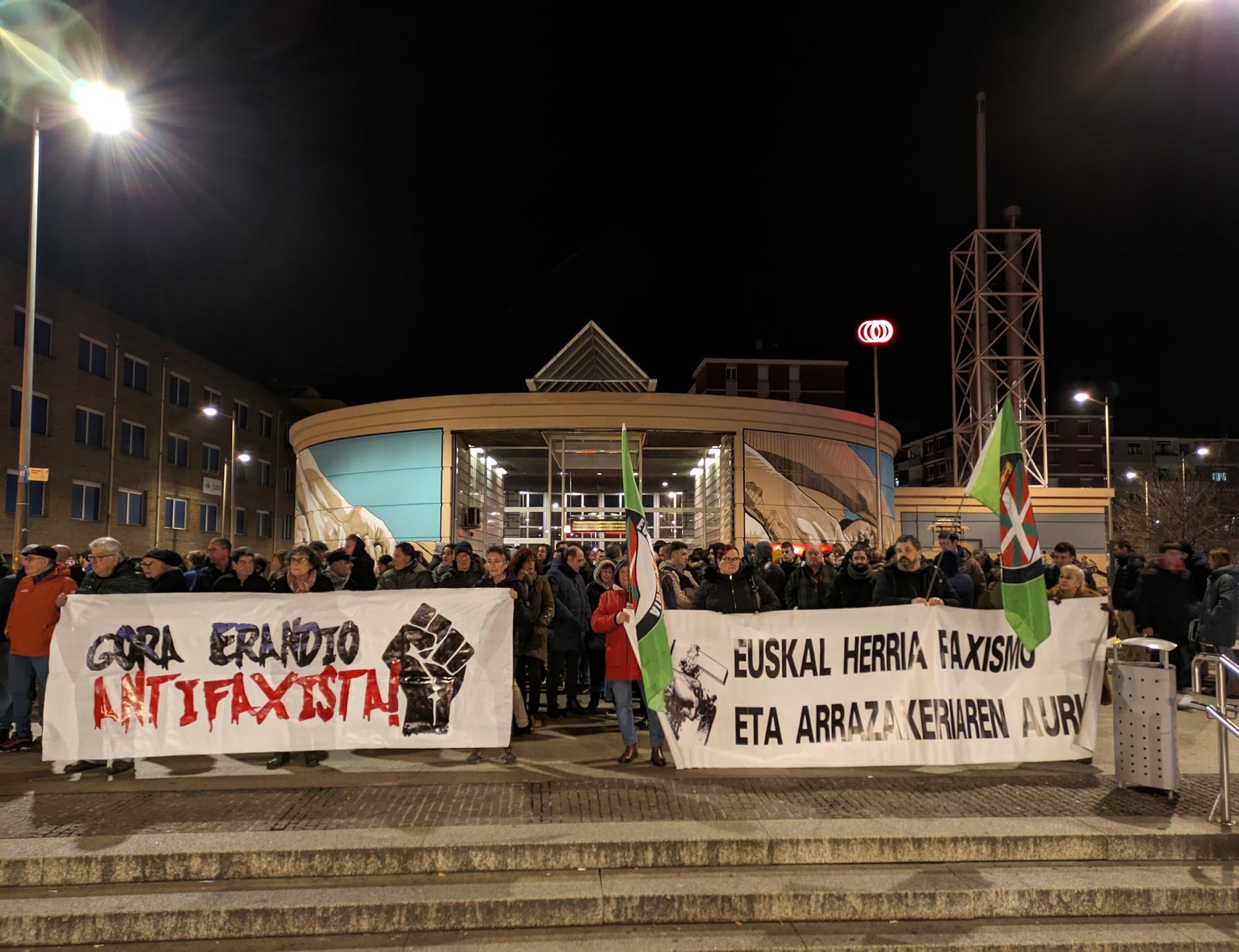 Mehatxu faxistak gaitzesteko elkarretaratzea egin dute dozenaka herritarrek Erandion