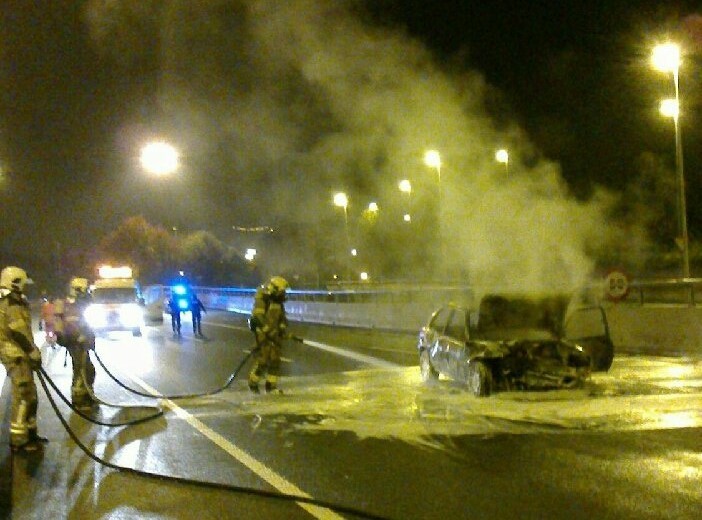 Auto batek su hartu du Artatzako errotondan