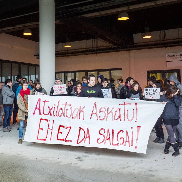 Ipar Euskal Herrian izandako atxiloketak salatu dituzte Leioako campusean