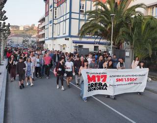 Herriz herriko manifestazio jendetsuakaz bukatu dute greba-eguna eskualdean