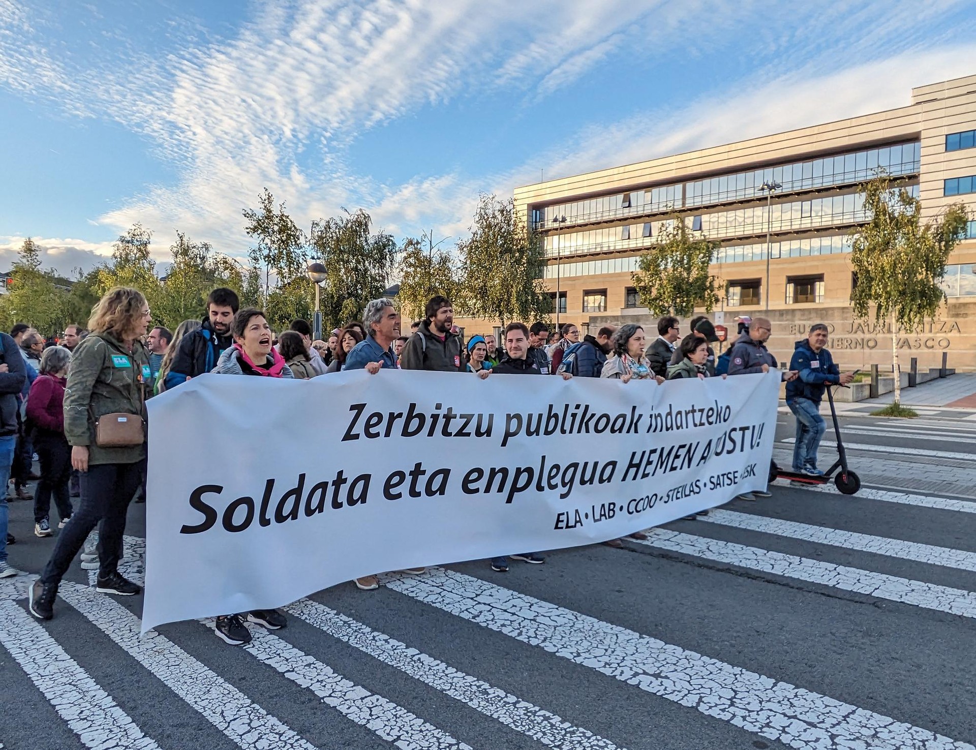 Sektore publikoko beharginak kalera atera dira gaur, haien lan-baldintzen defentsan