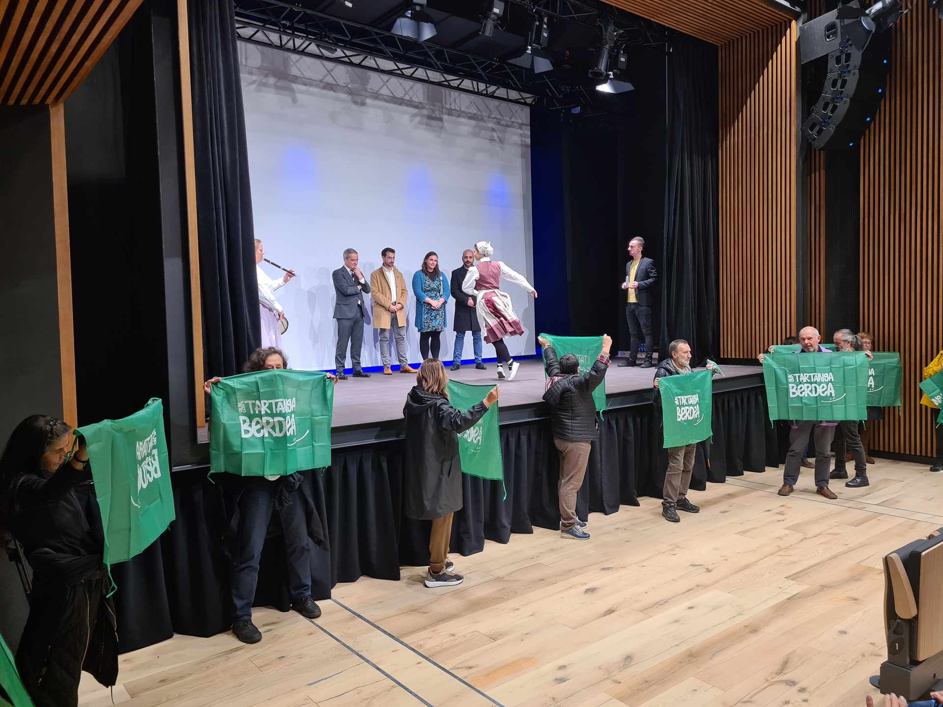 Tartanga Berdea plataformak Merkatu Zaharraren inauguraziora eraman ditu bere aldarrikapenak