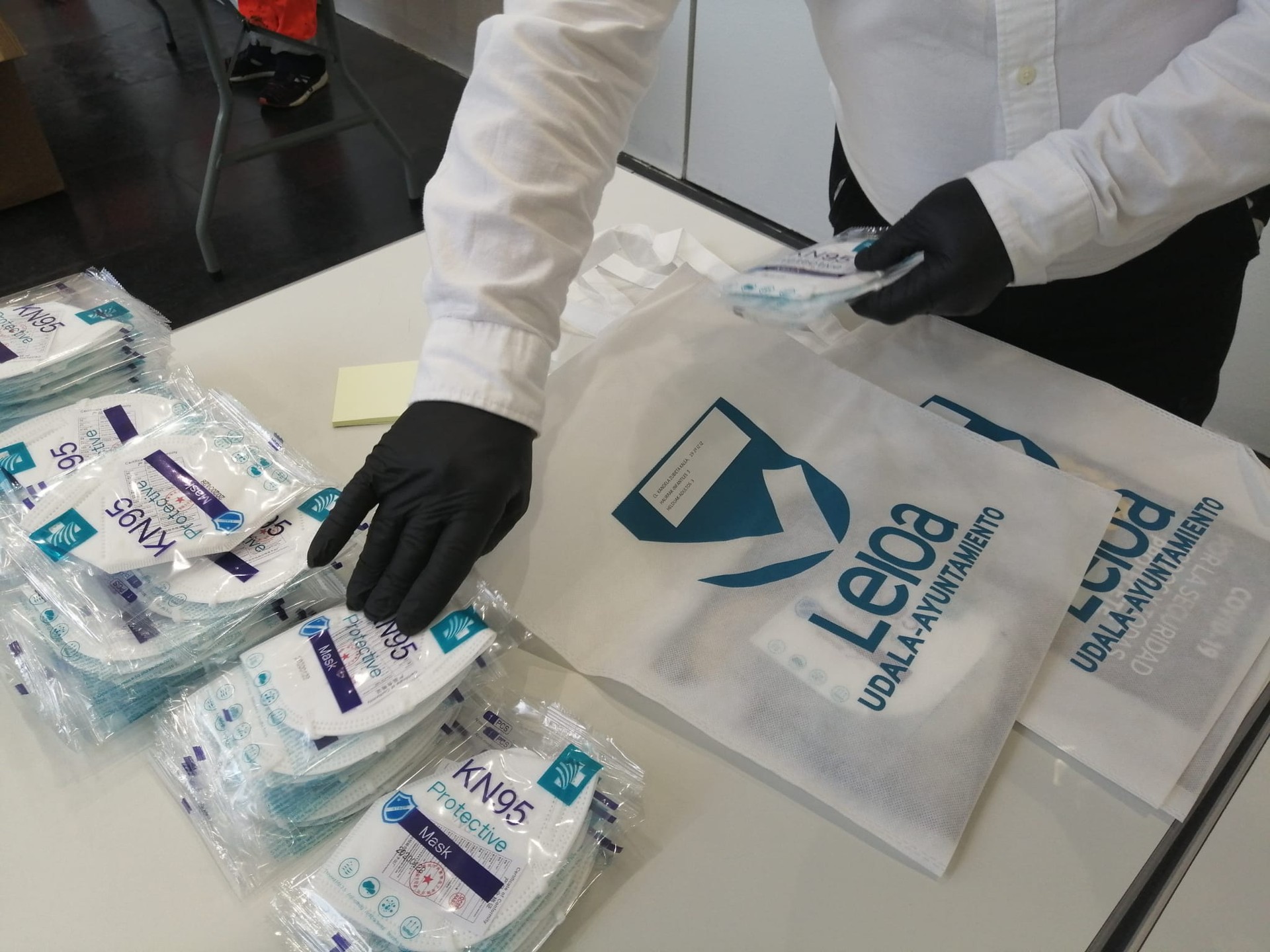 Etxebizitzetan maskarak banatzen hasiko dira gaur