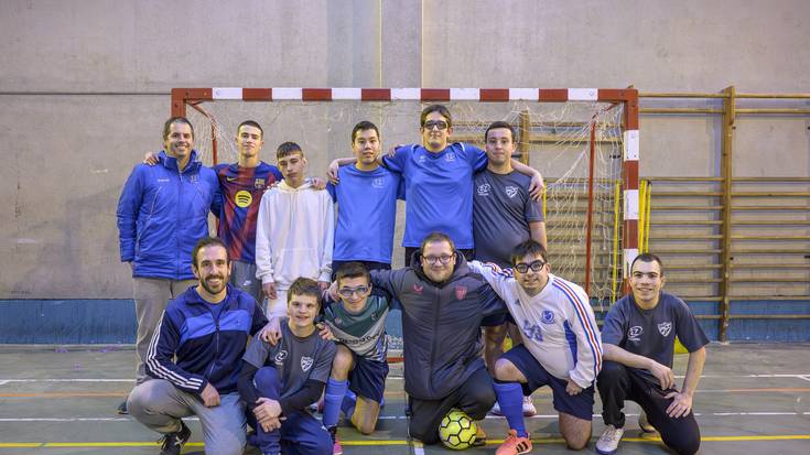 Haszten-Arenas futbol areto taldea: "Kirola egitea eta sozializatzea garrantzitsua da beraientzat, eta talde honetan lortu dugu hori indartzea eta giro ona sortzea"