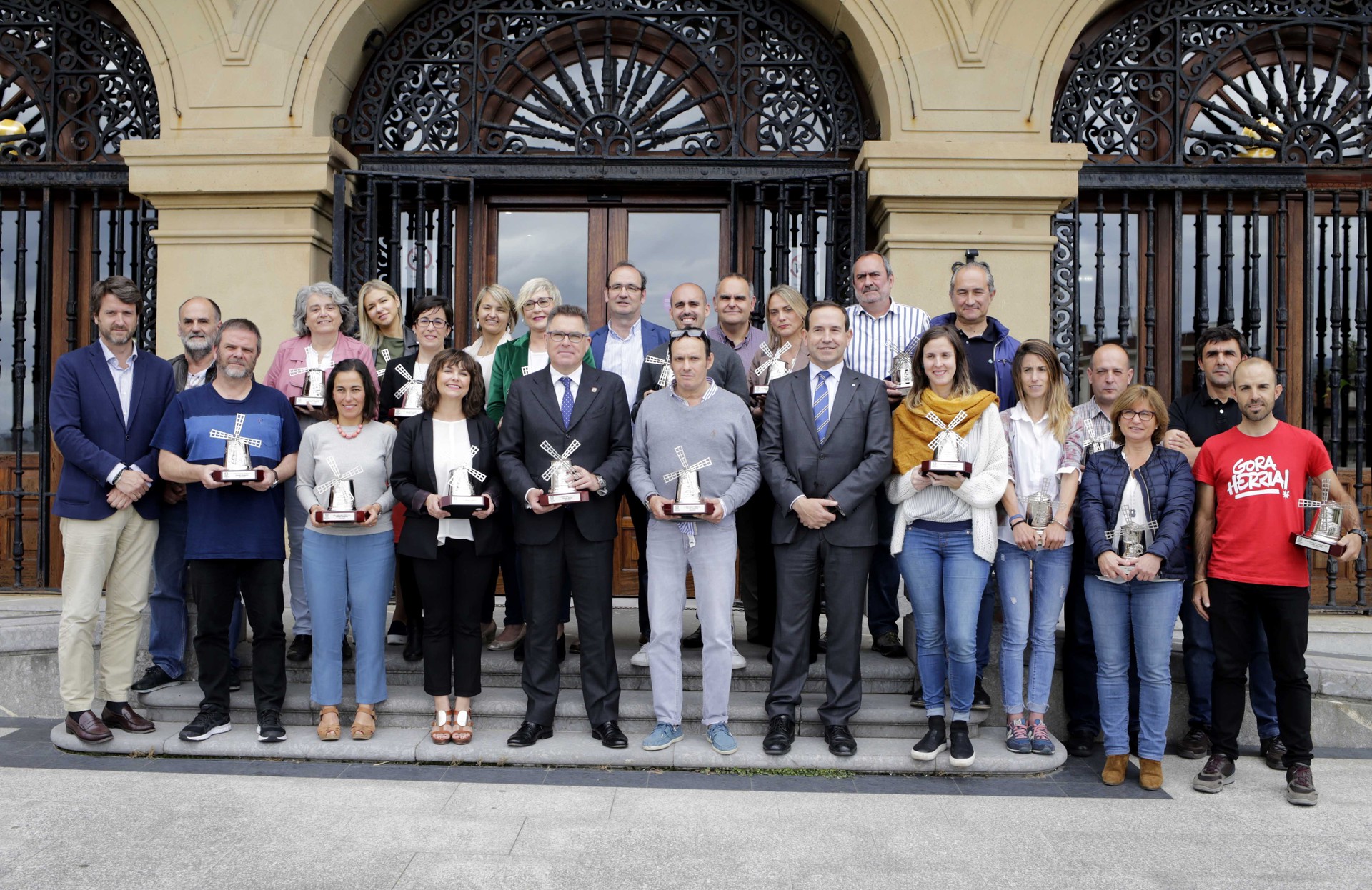 Jarduneko alkateak, Imanol Landak, eta beste 14 zinegotzik Getxoko Udalbatza utzi dute
