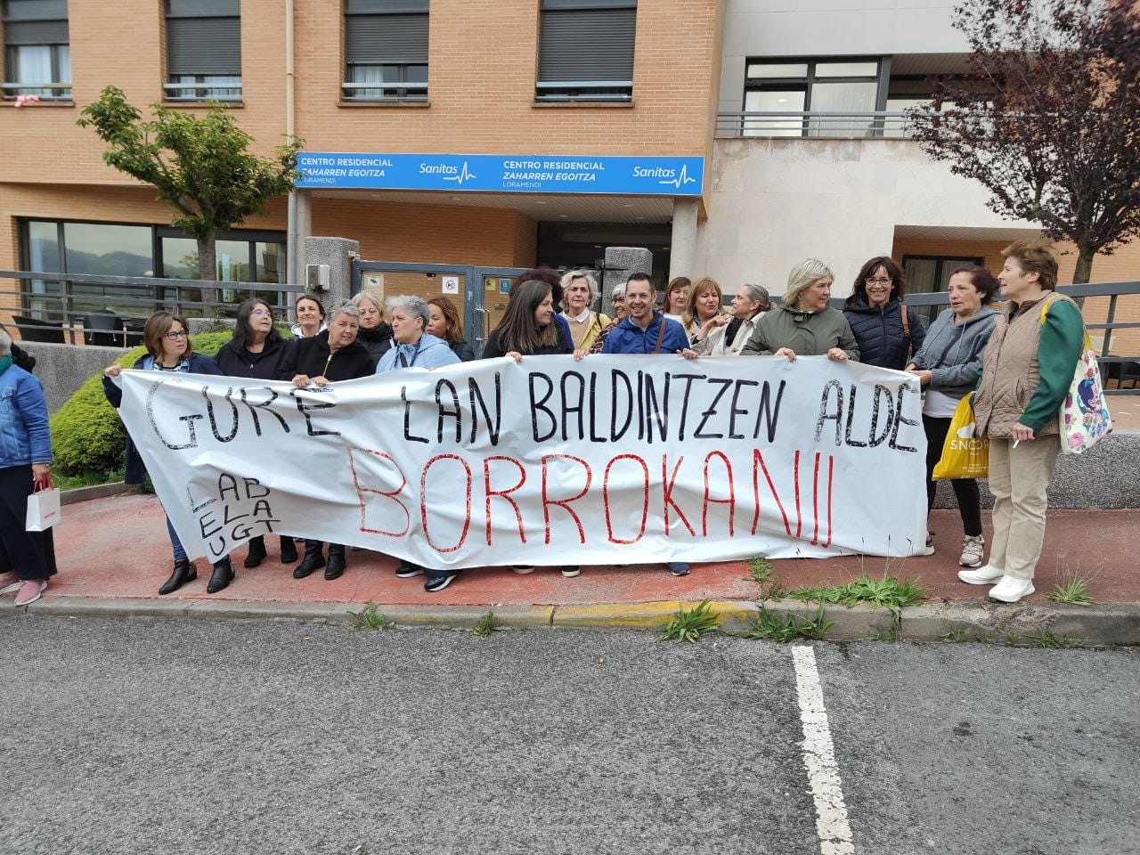 Loramendi egoitzako langileak lan baldintza duinak eskatzeko mobilizatzen ari dira