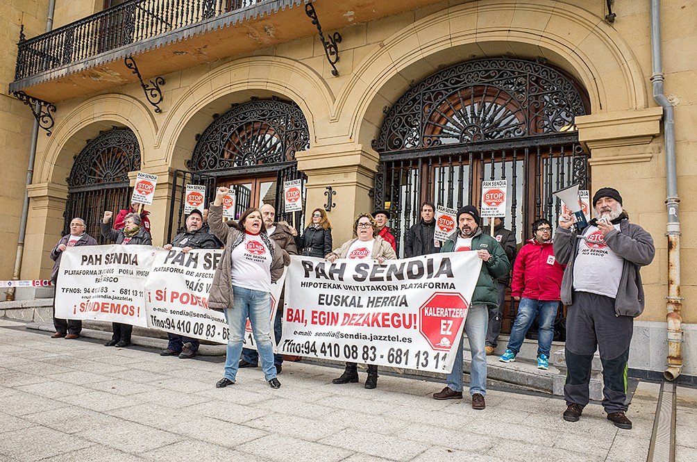 Kaleratutako familiari alokairu sozialeko etxebizitza ematea eskatu diote Getxoko alkateari