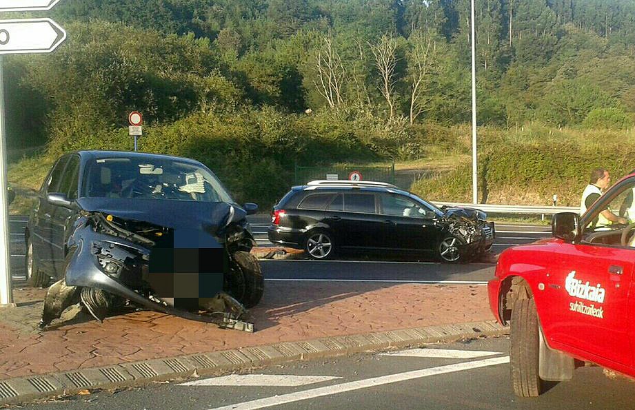 Gidari bi zauritu dira Akarlandan, auto-istripuan