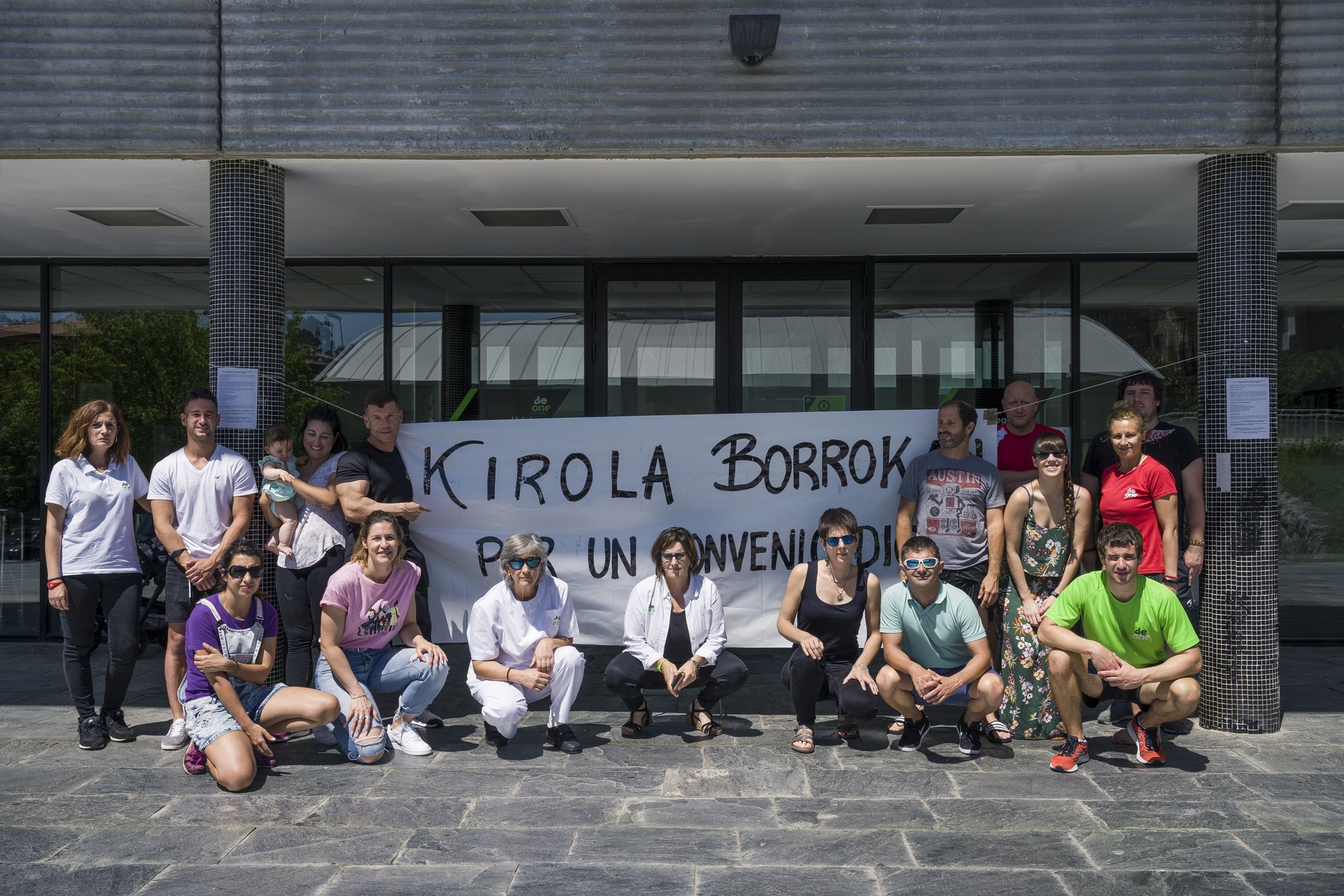 Sopelako kiroldegiko beharginak, lan-baldintza duinen alde borrokan