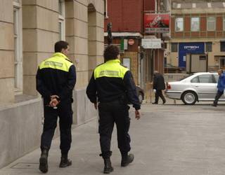 Udaltzaingoan arreta euskaraz bermatzeko gomendatu dio Arartekoak Erandioko Udalari