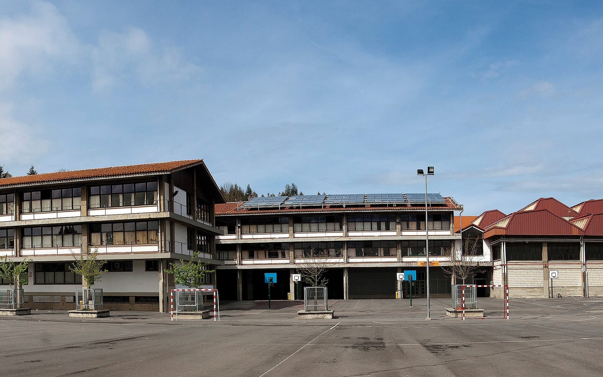 Eskola-autobus batek gas-isuri bat eragin du Askartza Claret ikastetxean