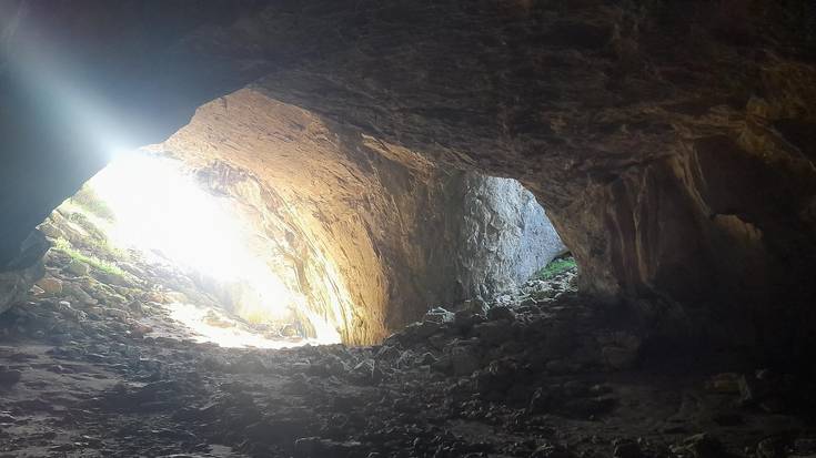 Baltzola eta Garaioko kobazuloetara irteera antolatu du  Etzandarri Mendi Taldeak