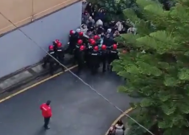 Poliziak Erandioko familia etxegabetu du, eta gainontzeko familiako kideak datozen orduetan aterako dituzte