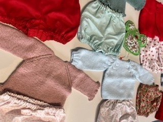 Joste solidarioaren tailerrean egindako haurrentzako arropen erakusketa eta salmenta, Urgull Zentroan