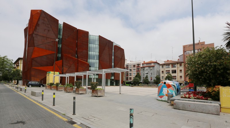 Santa Eugenia plazako hiru zuhaitz kenduko dituzte, RKEren ingurua egokitzeko lanak direla eta