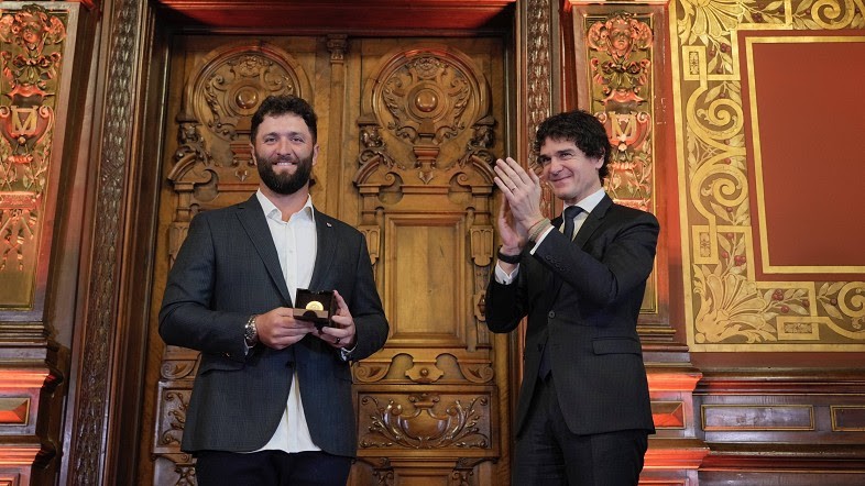 Bizkaitar Argia goraipamena eman diote Jon Rahm golf-jokalari barrikoztarrari