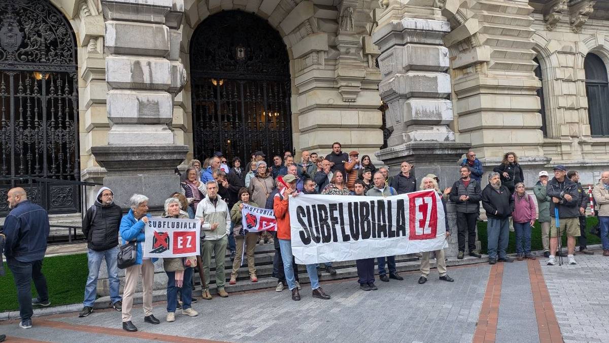 Aldundia itsasadarreko tunelaren lanak esleitu dituela salatzeko kontzentrazioa egin dute Bilbon