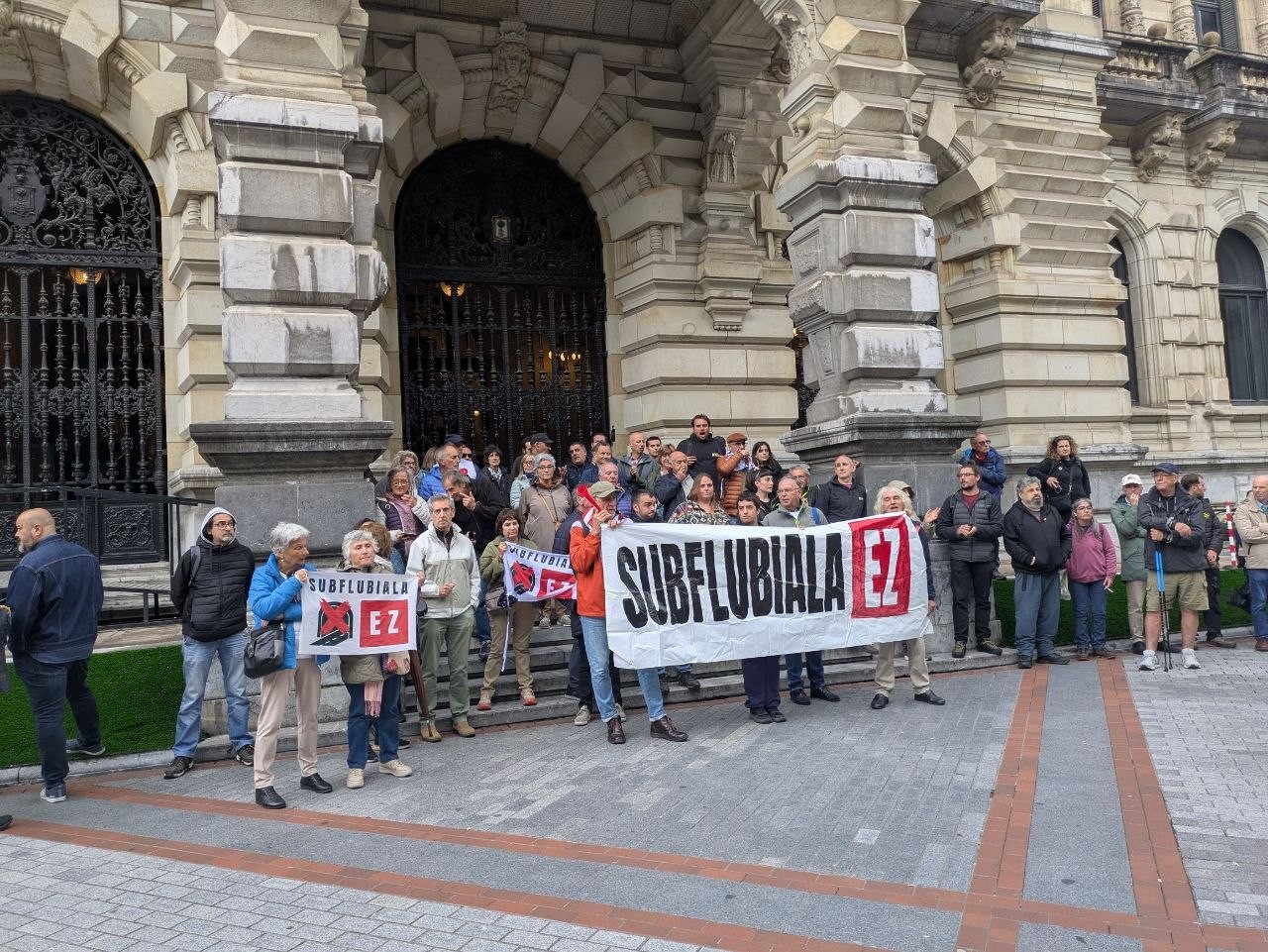 Itsasadarraren azpiko tunelaren aurkako protestan parte hartu zuten zazpi laguni 600 euroko isunak ezarri dizkiete