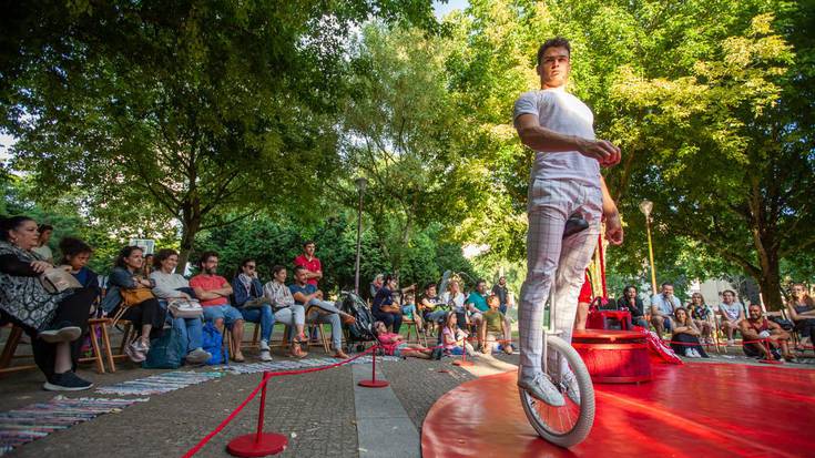 Zirku eta dantza familia-ikuskizuna: "Rojo estandar"