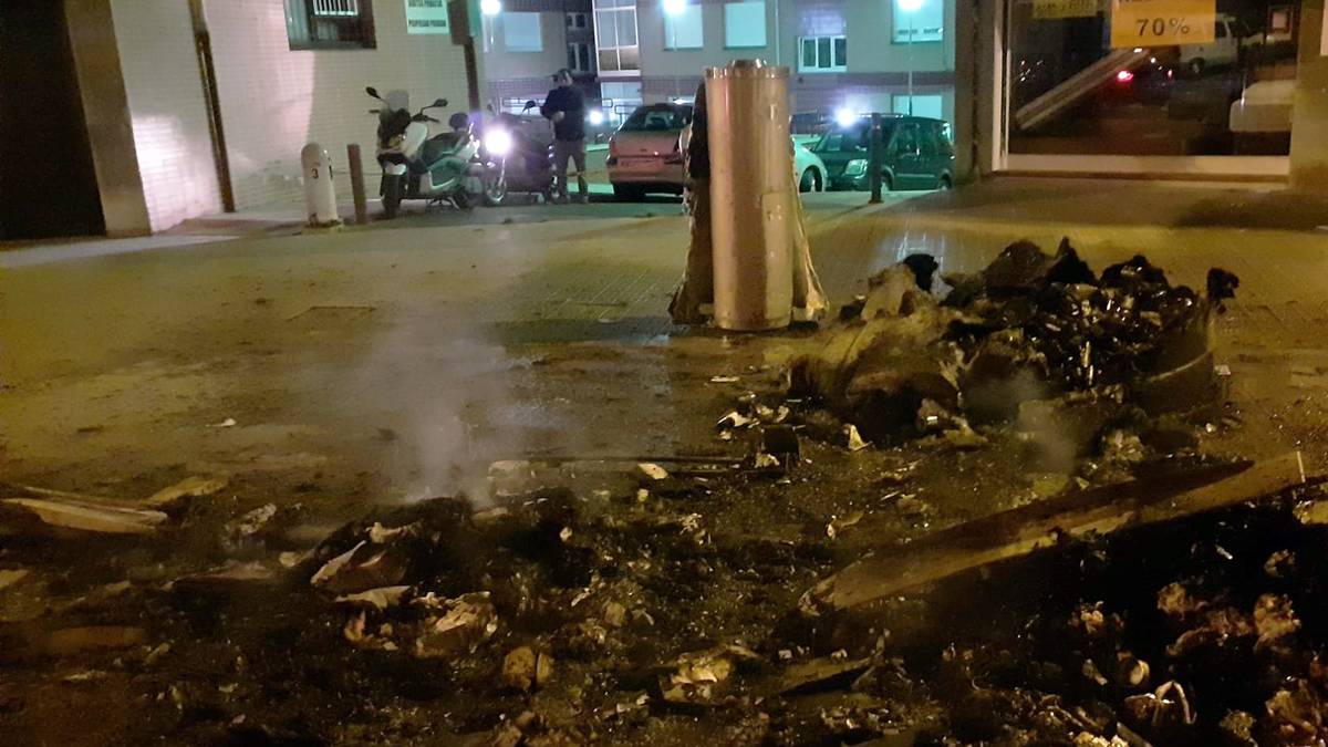 Gazte bat ikertzen ari dira Algortan edukiontziak erretzearren