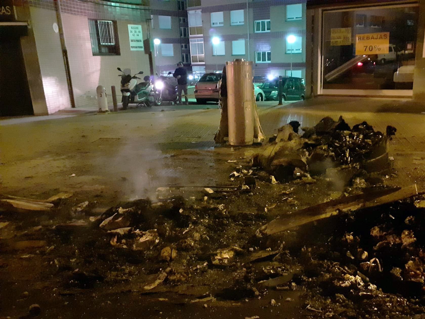 Gazte bat ikertzen ari dira Algortan edukiontziak erretzearren
