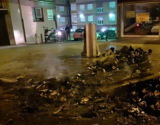 Gazte bat ikertzen ari dira Algortan edukiontziak erretzearren