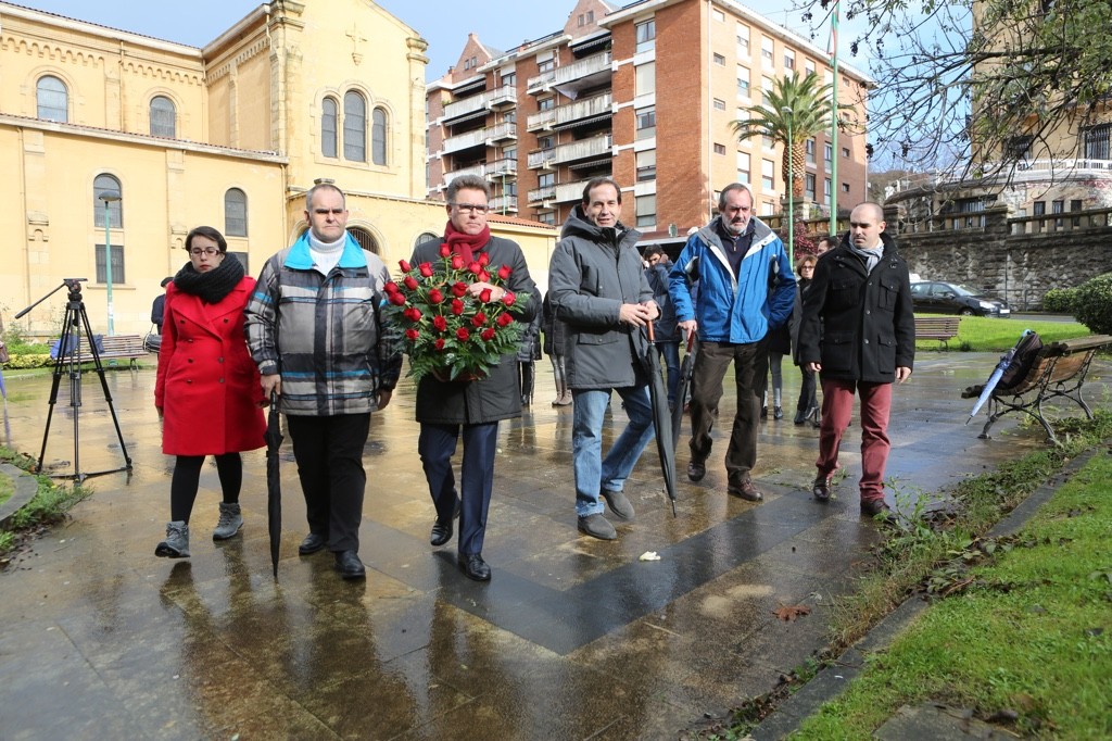 Terrorismoaren biktima "guztiei" omenaldia egin diete gaur Getxon