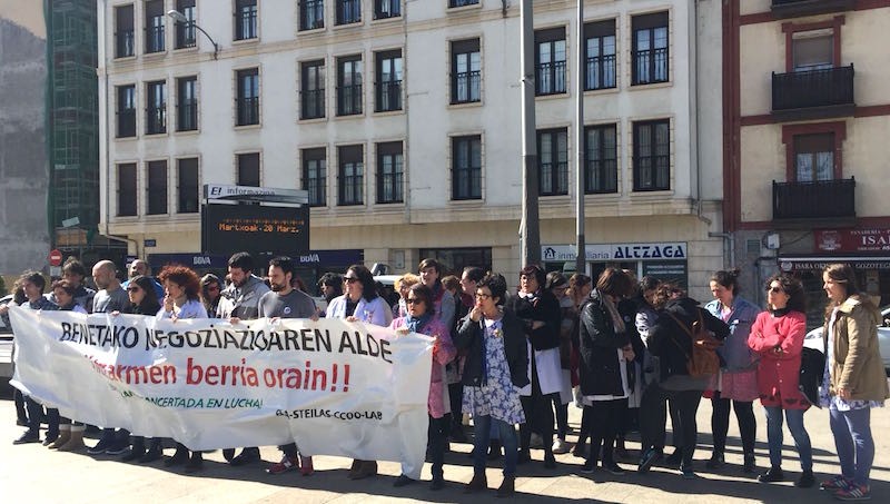 Jado ikastetxeko langileak kalera atera dira