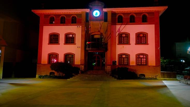 Gorlizko Udala gorriz argiztatu dute hemokromatosiari ikusgarritasuna emateko