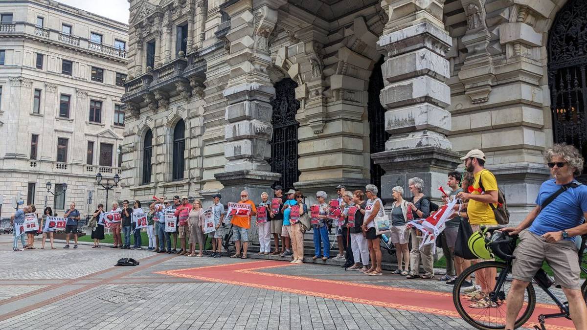 Subflubiala EZ! herri-plataformak berriro gonbidatu du Aldundia eztabaida publiko batera