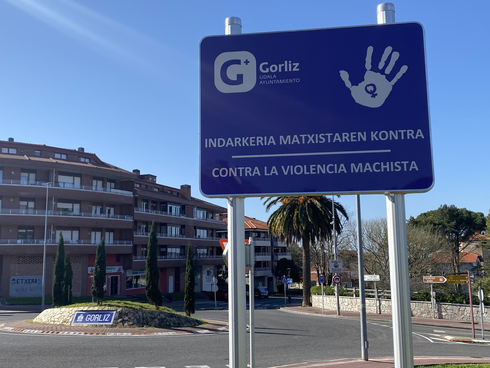 Indarkeria matxista salatzeko seinaleak jarri ditu Gorlizko Udalak