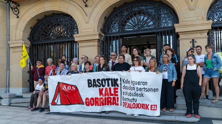 Larrañazubi inguruan kaleratutako migratzaile gazteen egoera salatu dute hainbat herritarrek