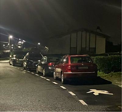 Goierriko espaloian aparkatuta dauden autoak arriskutsuak direla ohartarazi du Barrikako Udalak