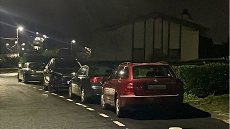 Goierriko espaloian aparkatuta dauden autoak arriskutsuak direla ohartarazi du Barrikako Udalak