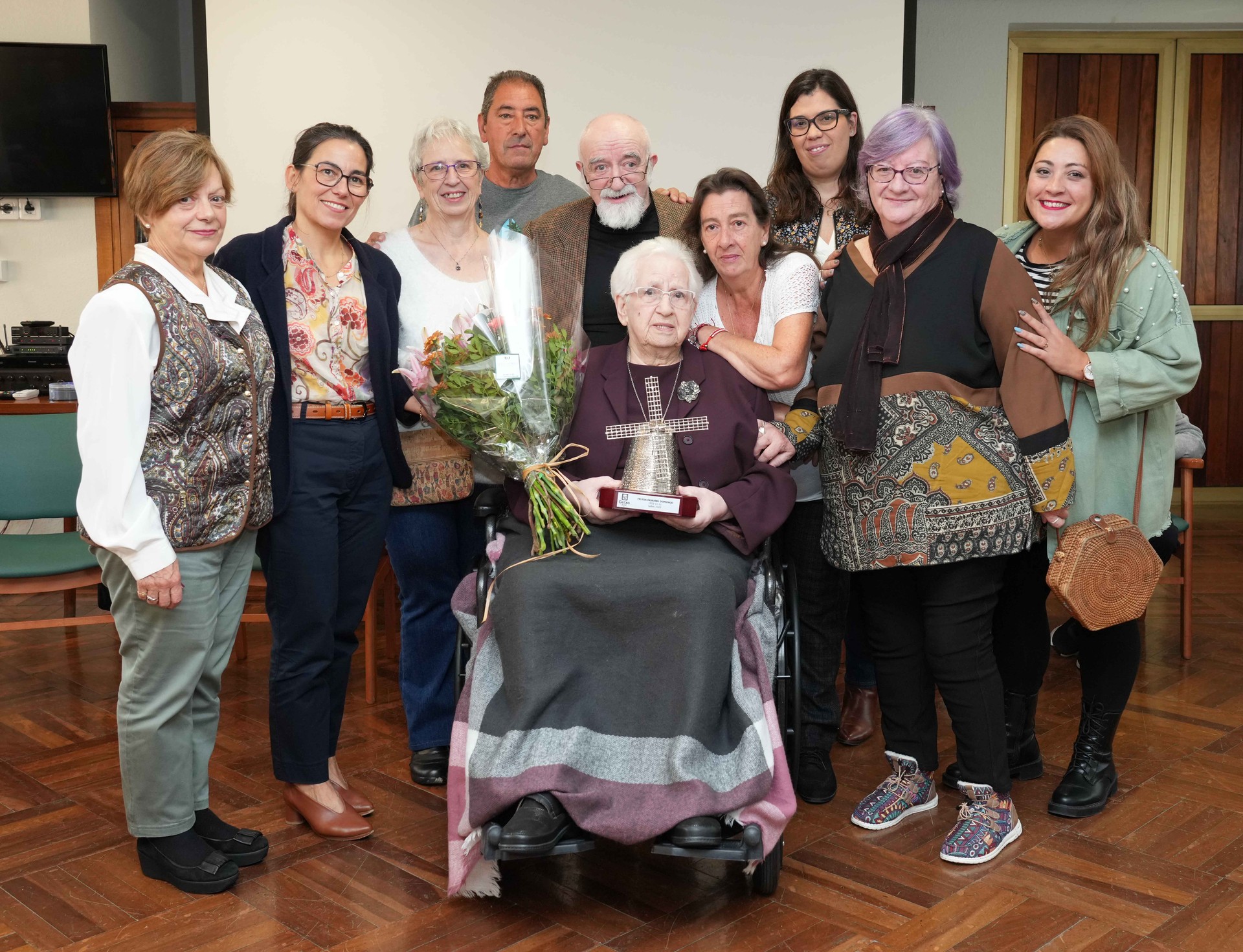 Felisa Moreno Domingo getxoztarrari bisita egin diote udal-arduradunek bere 100. urtebetetzean
