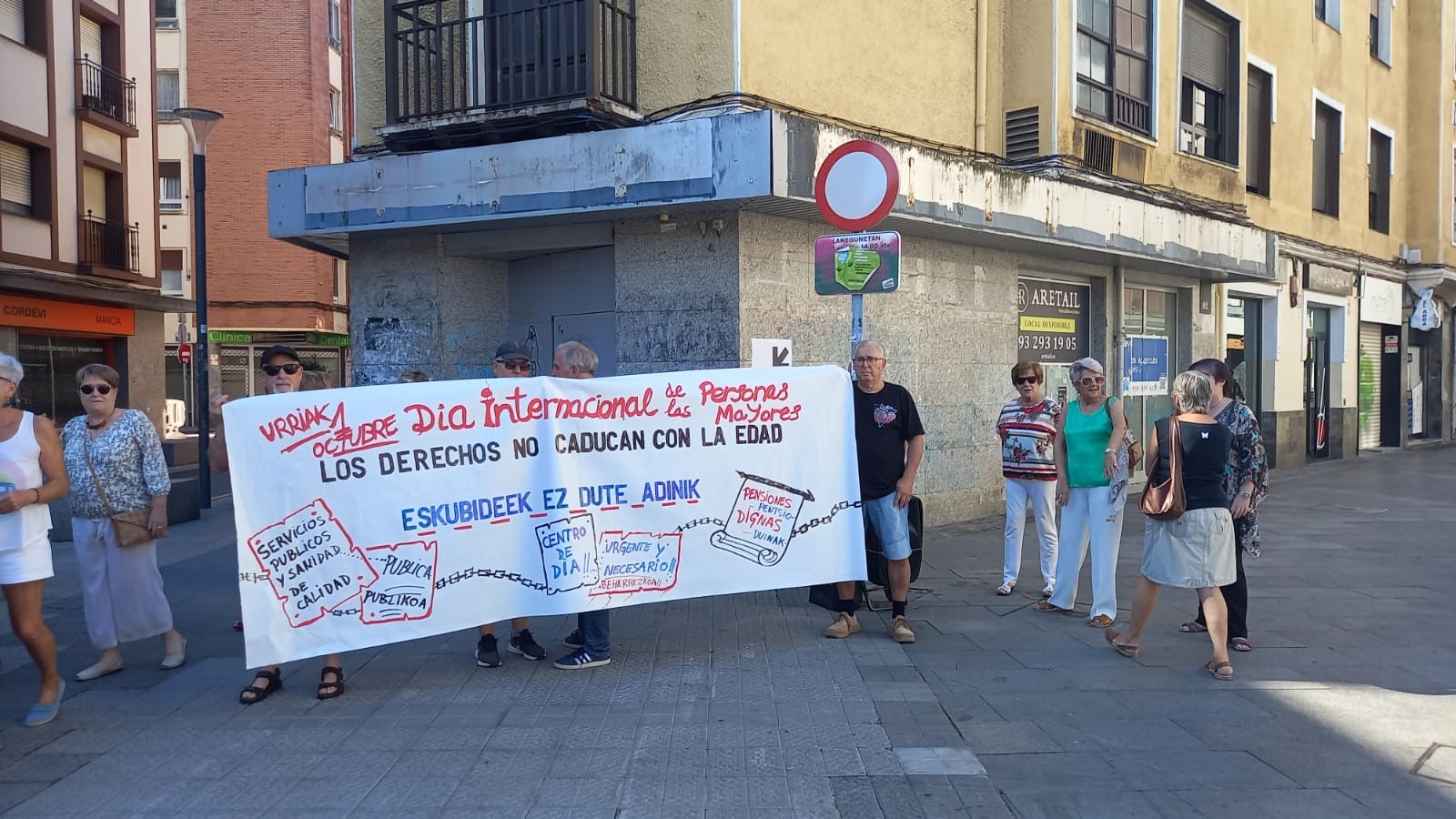Ibar Nagusien Etxea elkarteko kideek euren aldarrikapenak kalera atera dituzte Adinekoen Nazioarteko Egunean